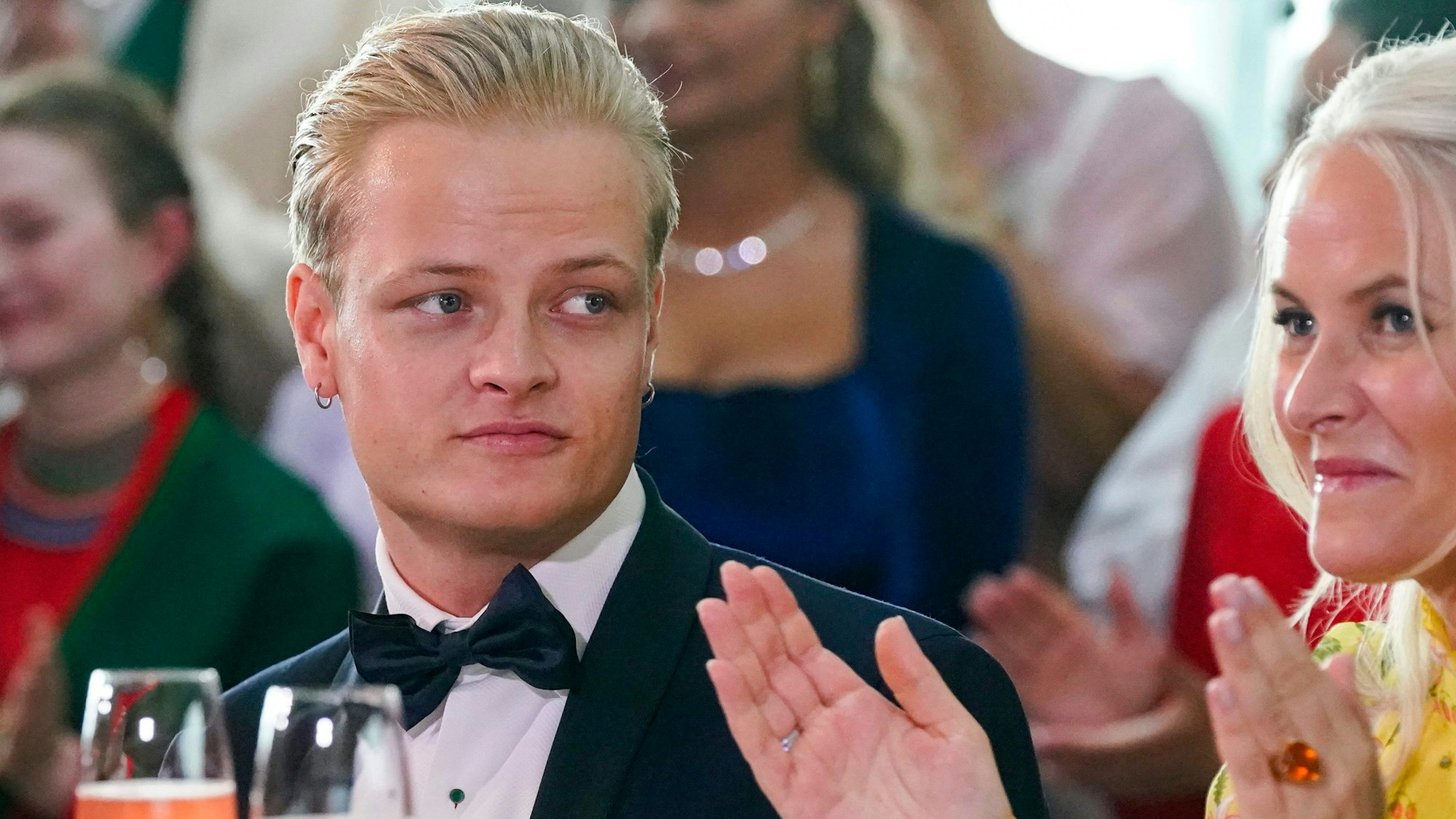 Kronprinzessin Mette-Marit von Norwegen (r) und ihr Sohn Marius Borg Høiby.