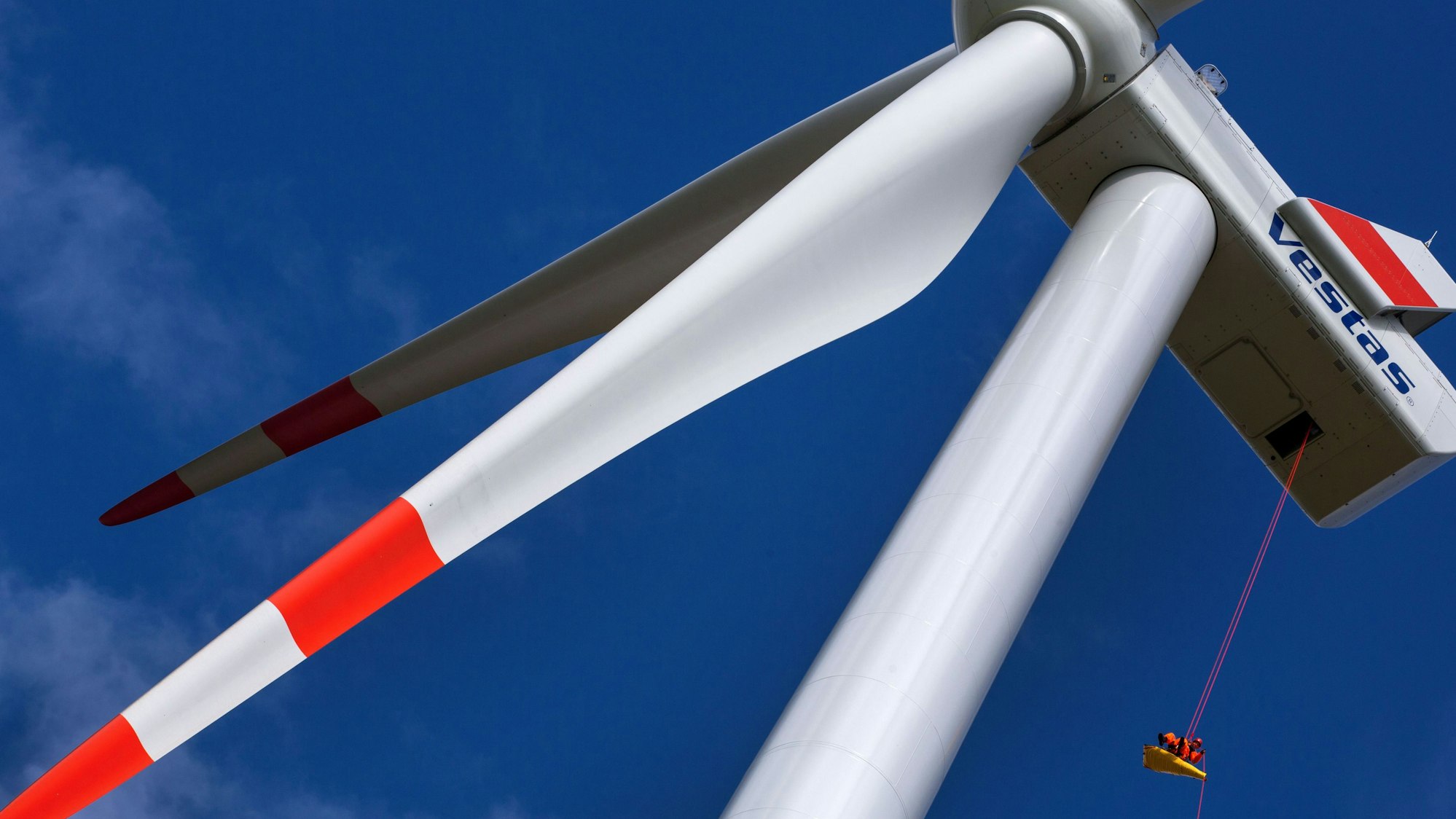 Bild eines Windrads mit dem in 140 Metern Höhe befindlichen Generatorenhaus.