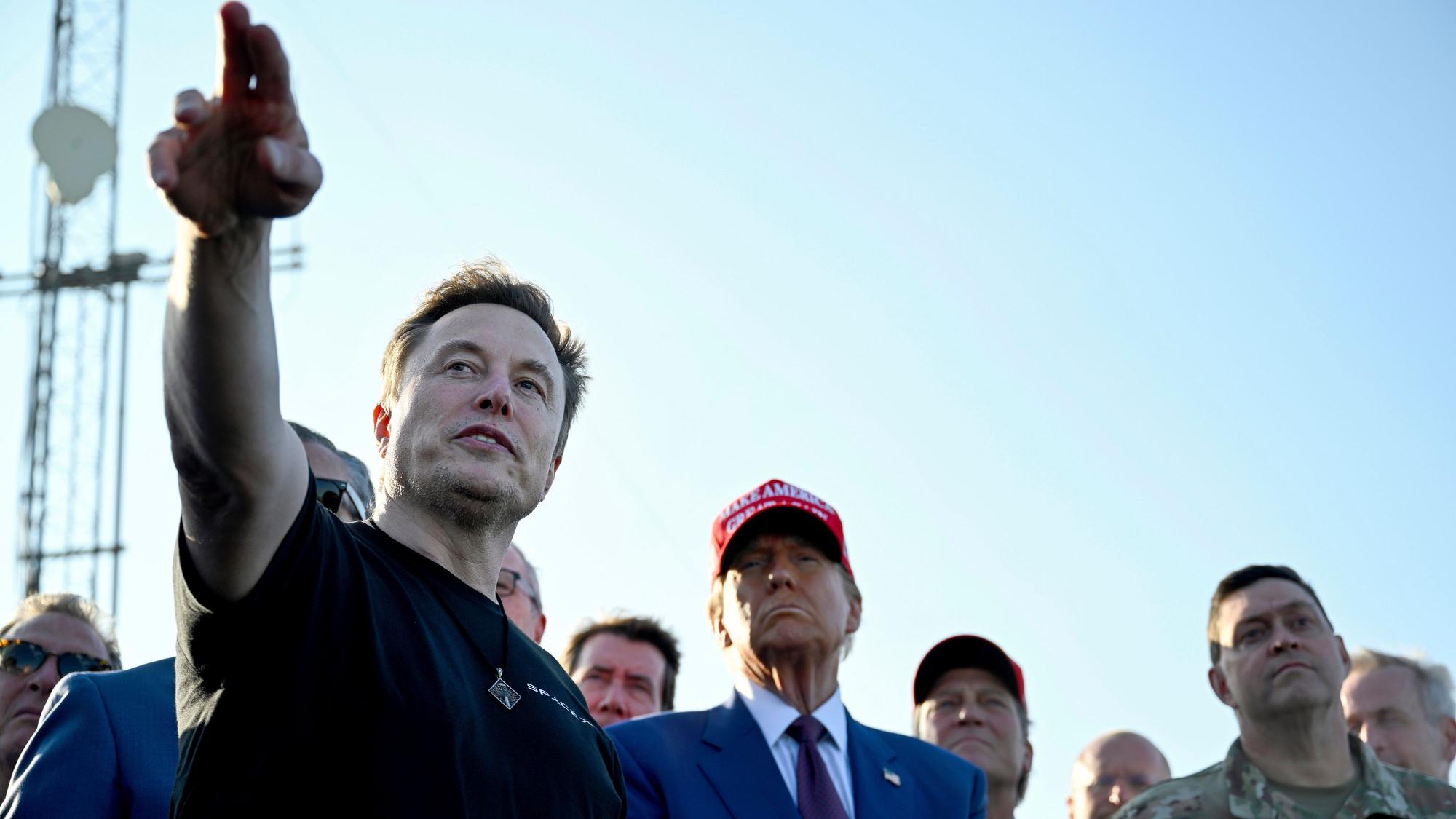 Auf dem Foto sind der Unternehmer Elon Musk und Donald Trump zu sehen.