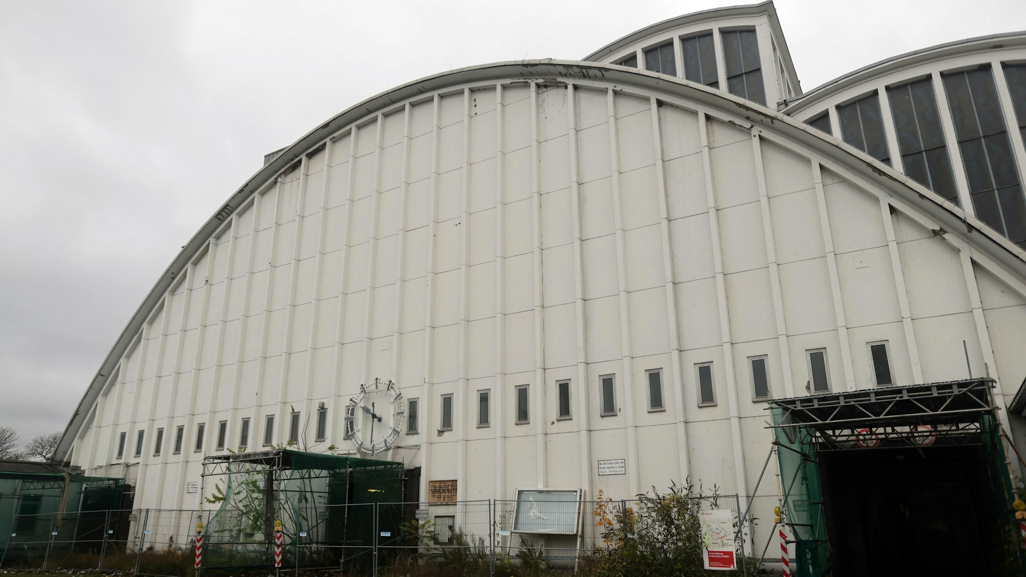 Zu sehen ist die Großmarkthalle auf dem Gelände in Raderberg.