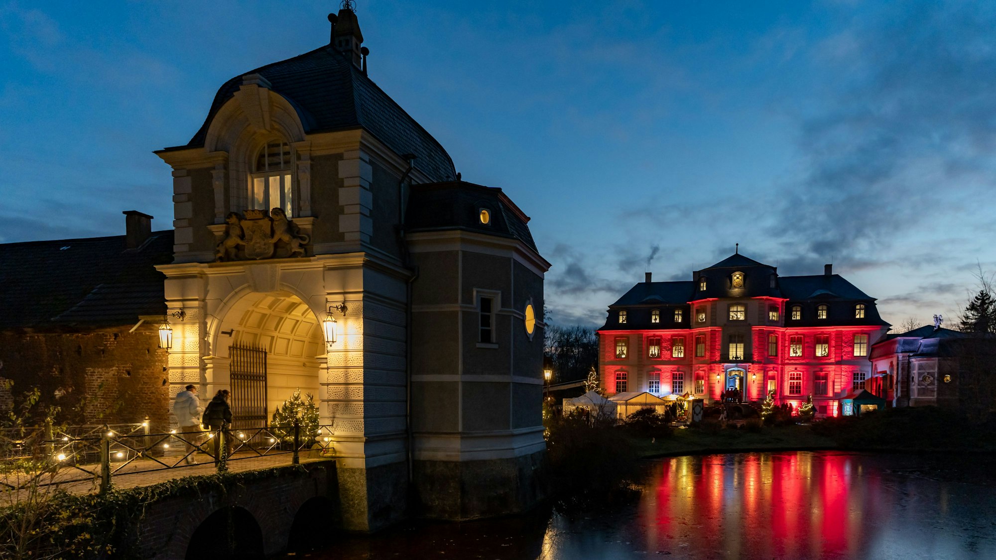 Shuttlebusse bringen Besucher von den Parkplätzen im Gewerbegebiet zum Schloss