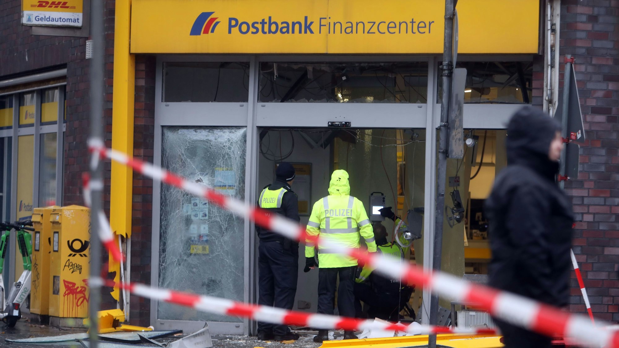 Auf dem Clevischen Ring nahe dem Wiener Platz in Köln-Mülheim haben unbekannte Täter in der Nacht auf Mittwoch (20. November) einen Geldautomaten gesprengt.