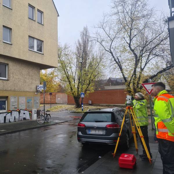 Blick auf eine T-Kreuzung, an der ein sehr großes gelbes heruntergekommenes Haus steht.