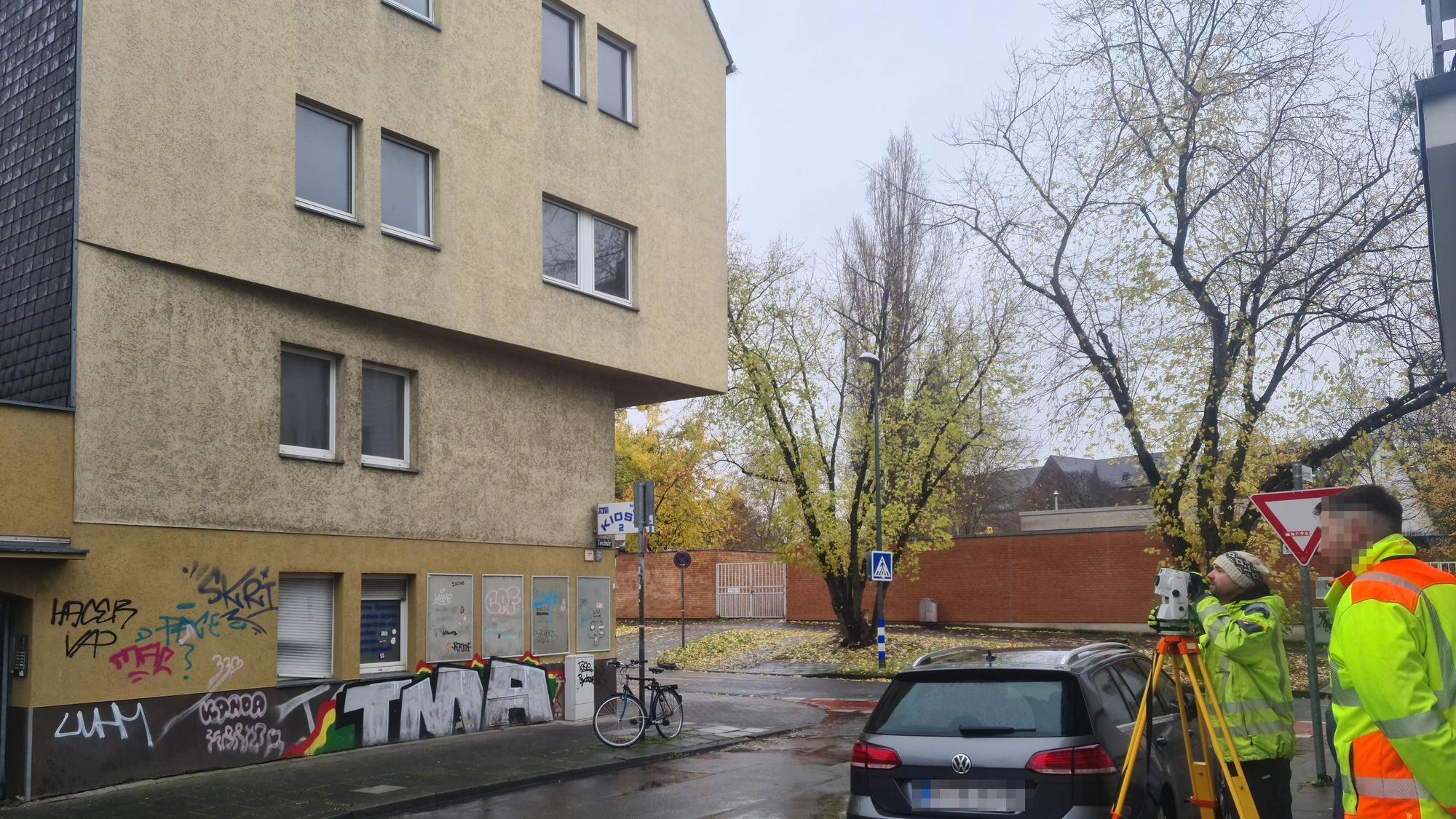 Blick auf eine T-Kreuzung, an der ein sehr großes gelbes heruntergekommenes Haus steht.