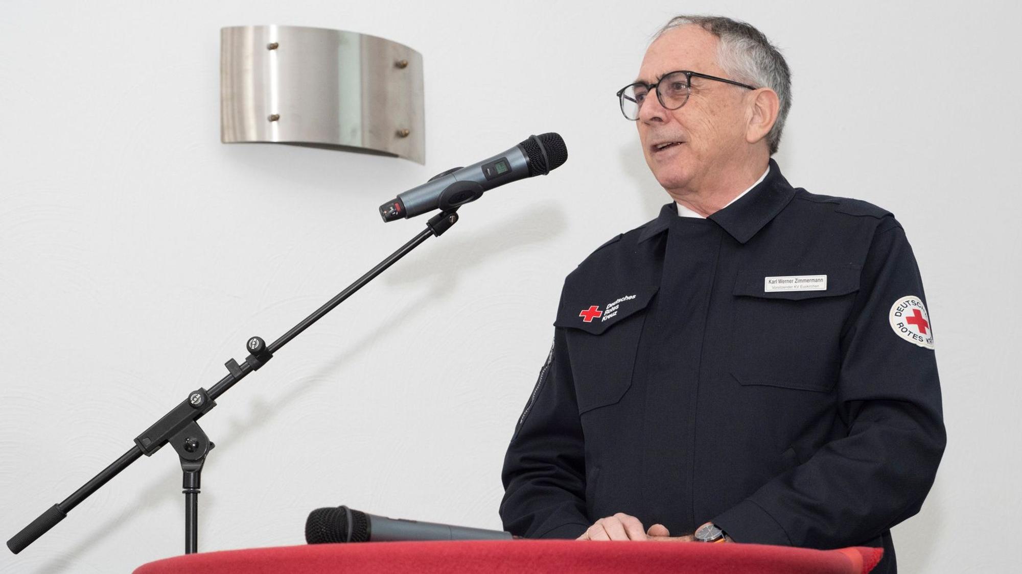 Karl Werner Zimmermann spricht in ein Mikrofon.