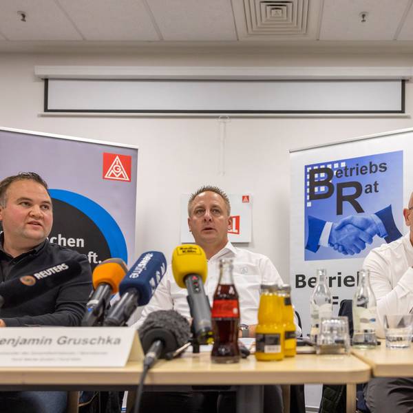 Betroffene Gesichter: David Lüdtke, Vertrauenskörperleiter der IG Metall bei Ford in Köln, Benjamin Gruschka, Vorsitzender des Gesamtbetriebsrates, und Markus Thal, Vorsitzender des Betriebsrates Ford Saarlouis (v.l.).
