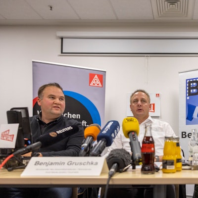 Betroffene Gesichter: David Lüdtke, Vertrauenskörperleiter der IG Metall bei Ford in Köln, Benjamin Gruschka, Vorsitzender des Gesamtbetriebsrates, und Markus Thal, Vorsitzender des Betriebsrates Ford Saarlouis (v.l.).