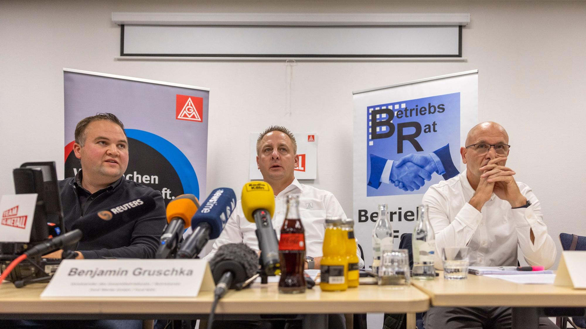 Betroffene Gesichter: David Lüdtke, Vertrauenskörperleiter der IG Metall bei Ford in Köln, Benjamin Gruschka, Vorsitzender des Gesamtbetriebsrates, und Markus Thal, Vorsitzender des Betriebsrates Ford Saarlouis (v.l.).