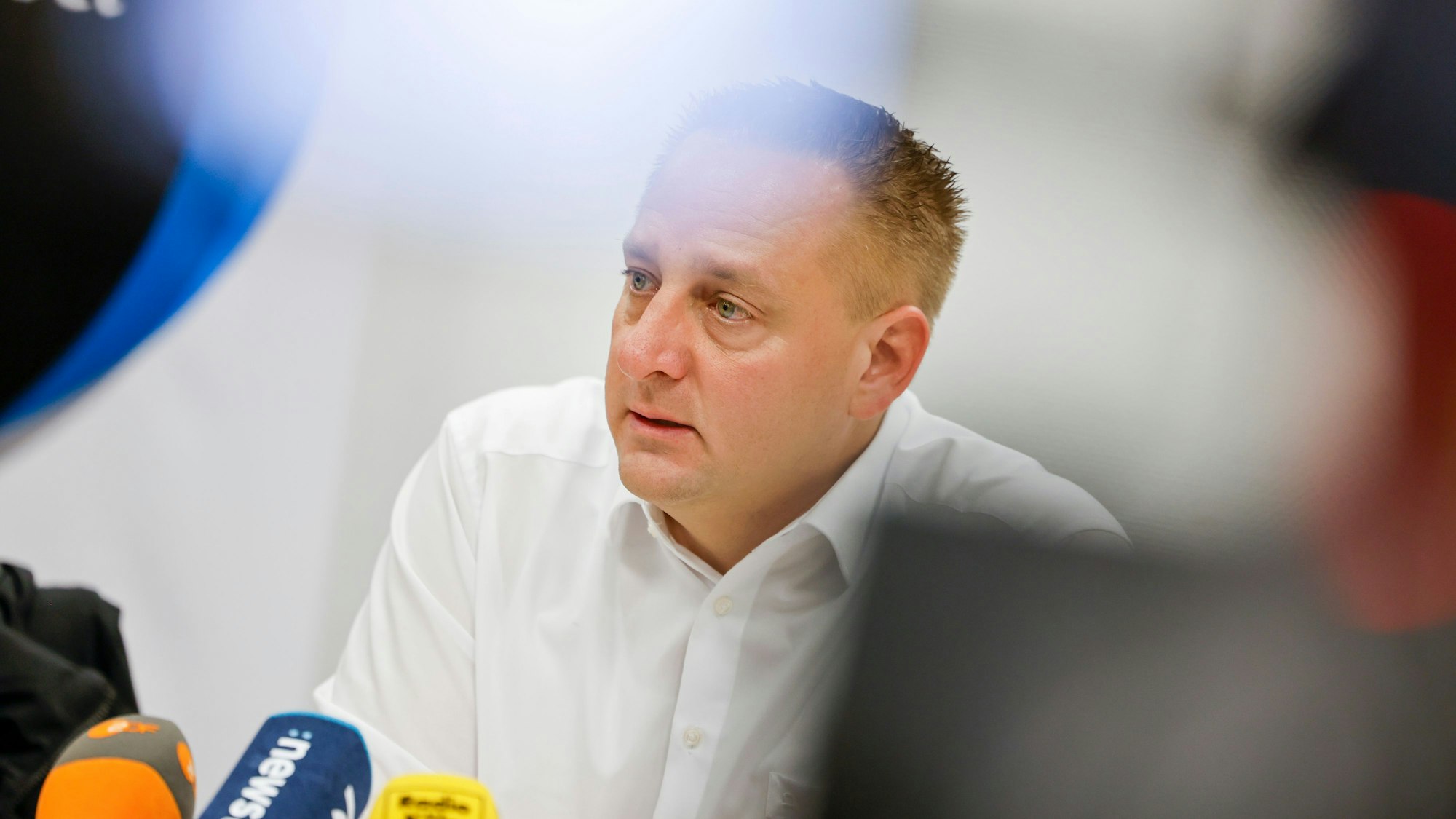 Benjamin Gruschka, Vorsitzender des Gesamtbetriebsrates Ford Werke GmbH / Köln, sitzt bei einer Pressekonferenz des Gesamtbetriebsrates und der IG Metall Köln-Leverkusen auf dem Werksgelände Ford-Werke in Köln-Niehl.