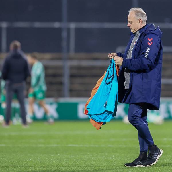 v.li.: Daniel Weber Trainer, 1. FC Köln enttäuscht schauend, Enttäuschung, DIE DFB-RICHTLINIEN UNTERSAGEN JEGLICHE NUTZUNG VON FOTOS ALS SEQUENZBILDER UND/ODER VIDEOÄHNLICHE FOTOSTRECKEN. DFB REGULATIONS PROHIBIT ANY USE OF PHOTOGRAPHS AS IMAGE SEQUENCES AND/OR QUASI-VIDEO., 18.11.2024, Köln Deutschland, Fussball, Google Pixel Frauen-Bundesliga, 1. FC Köln - SV Werder Bremen *** v li Daniel Weber coach, 1 FC Köln looking disappointed, disappointment, THE DFB GUIDELINES PROHIBIT ANY USE OF PHOTOGRAPHS AS IMAGE SEQUENCES AND OR QUASI VIDEO DFB REGULATIONS PROHIBIT ANY USE OF PHOTOGRAPHS AS IMAGE SEQUENCES AND OR QUASI VIDEO , 18 11 2024, Cologne Germany , Football, Google Pixel Women Bundesliga, 1 FC Köln SV Werder Bremen xobx