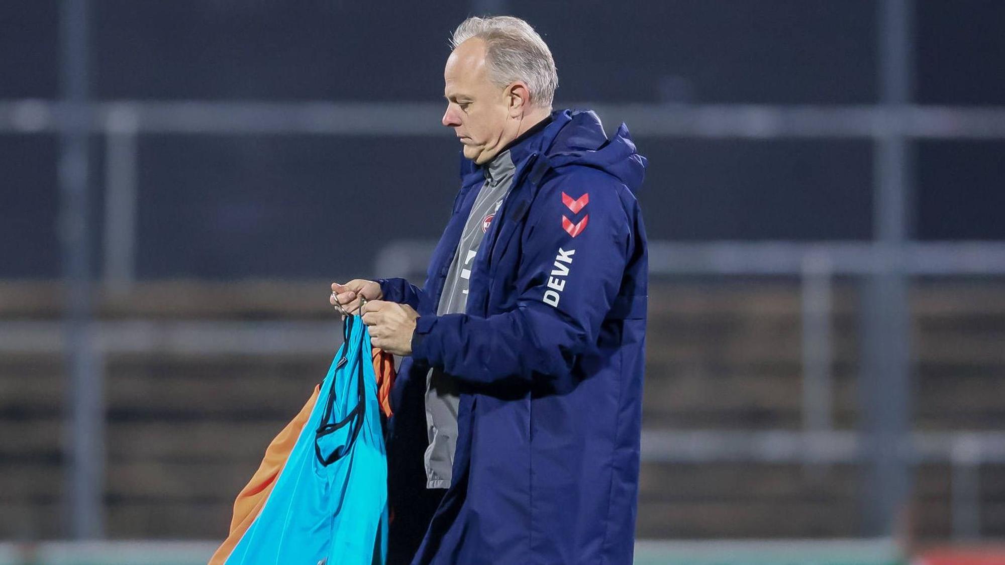 v.li.: Daniel Weber Trainer, 1. FC Köln enttäuscht schauend, Enttäuschung, DIE DFB-RICHTLINIEN UNTERSAGEN JEGLICHE NUTZUNG VON FOTOS ALS SEQUENZBILDER UND/ODER VIDEOÄHNLICHE FOTOSTRECKEN. DFB REGULATIONS PROHIBIT ANY USE OF PHOTOGRAPHS AS IMAGE SEQUENCES AND/OR QUASI-VIDEO., 18.11.2024, Köln Deutschland, Fussball, Google Pixel Frauen-Bundesliga, 1. FC Köln - SV Werder Bremen *** v li Daniel Weber coach, 1 FC Köln looking disappointed, disappointment, THE DFB GUIDELINES PROHIBIT ANY USE OF PHOTOGRAPHS AS IMAGE SEQUENCES AND OR QUASI VIDEO DFB REGULATIONS PROHIBIT ANY USE OF PHOTOGRAPHS AS IMAGE SEQUENCES AND OR QUASI VIDEO , 18 11 2024, Cologne Germany , Football, Google Pixel Women Bundesliga, 1 FC Köln SV Werder Bremen xobx