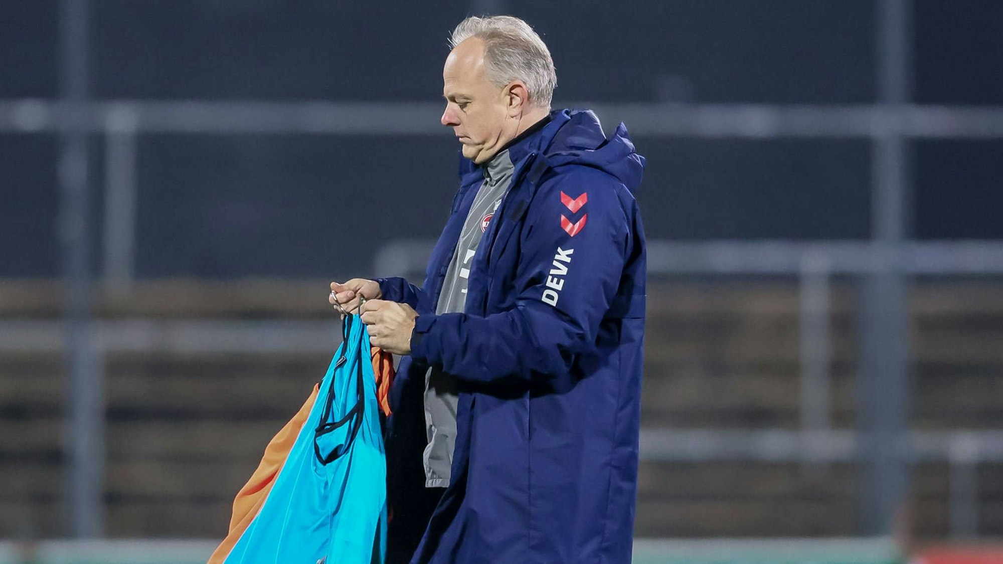 v.li.: Daniel Weber Trainer, 1. FC Köln enttäuscht schauend, Enttäuschung, DIE DFB-RICHTLINIEN UNTERSAGEN JEGLICHE NUTZUNG VON FOTOS ALS SEQUENZBILDER UND/ODER VIDEOÄHNLICHE FOTOSTRECKEN. DFB REGULATIONS PROHIBIT ANY USE OF PHOTOGRAPHS AS IMAGE SEQUENCES AND/OR QUASI-VIDEO., 18.11.2024, Köln Deutschland, Fussball, Google Pixel Frauen-Bundesliga, 1. FC Köln - SV Werder Bremen *** v li Daniel Weber coach, 1 FC Köln looking disappointed, disappointment, THE DFB GUIDELINES PROHIBIT ANY USE OF PHOTOGRAPHS AS IMAGE SEQUENCES AND OR QUASI VIDEO DFB REGULATIONS PROHIBIT ANY USE OF PHOTOGRAPHS AS IMAGE SEQUENCES AND OR QUASI VIDEO , 18 11 2024, Cologne Germany , Football, Google Pixel Women Bundesliga, 1 FC Köln SV Werder Bremen xobx