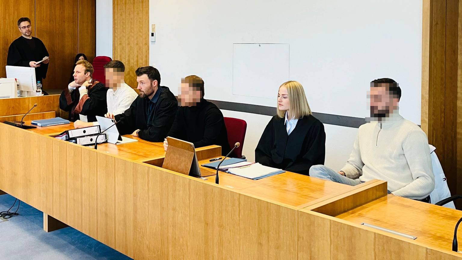 Eine mutmaßliche Betrügerbande muss sich vor einer Strafkammer des Landgerichts verantworten