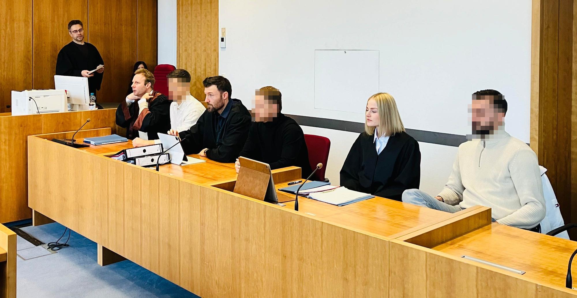 Eine mutmaßliche Betrügerbande muss sich vor einer Strafkammer des Landgerichts verantworten