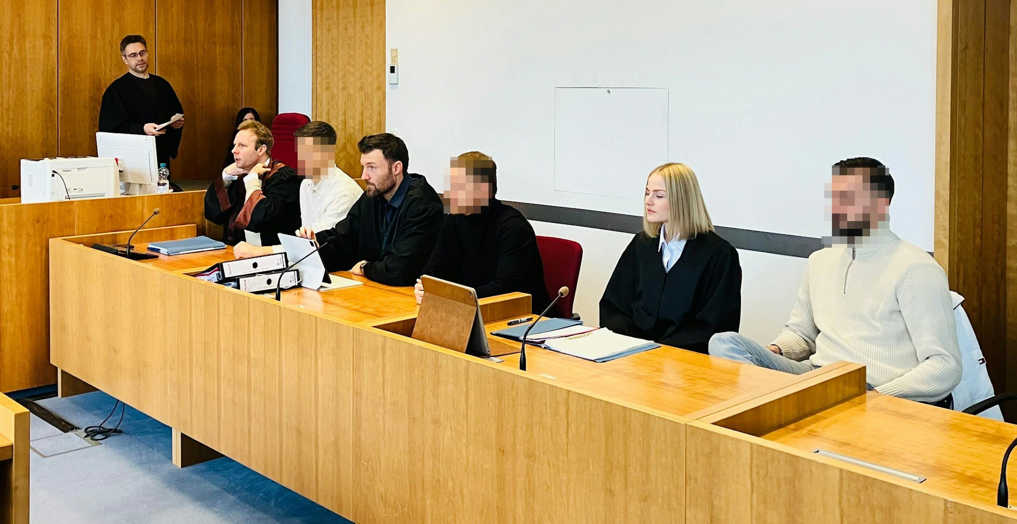 Eine mutmaßliche Betrügerbande muss sich vor einer Strafkammer des Landgerichts verantworten