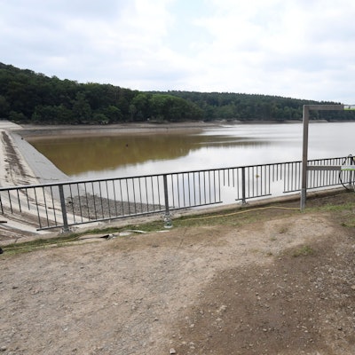 Ein Feuerwehrmann bedient den Kompressor der Hochleistungspumpe, mit denen die Steinbachtalsperre soweit entleert wurde, damit keine Gefahr mehr besteht.