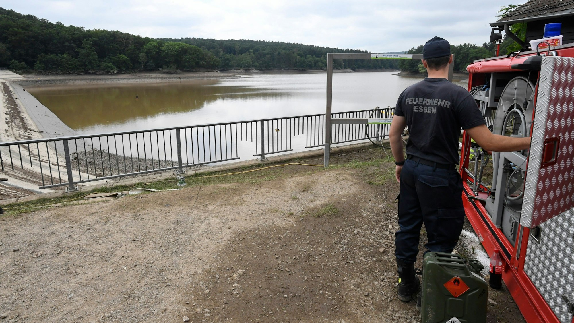 Ein Feuerwehrmann bedient den Kompressor der Hochleistungspumpe, mit denen die Steinbachtalsperre soweit entleert wurde, damit keine Gefahr mehr besteht.