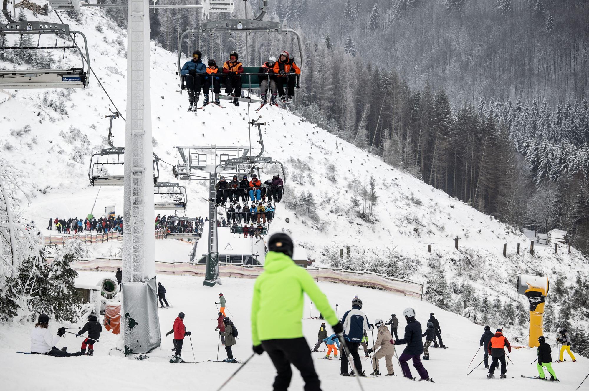 Skifahrer sind bei winterlichem Wetter auf einer Piste in Winterberg unterwegs.(Archivbild)