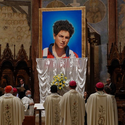 Ein Foto des 15-jährigen Carlo Acutis bei seiner Seligsprechung in der Basilika San Francesco 2020.