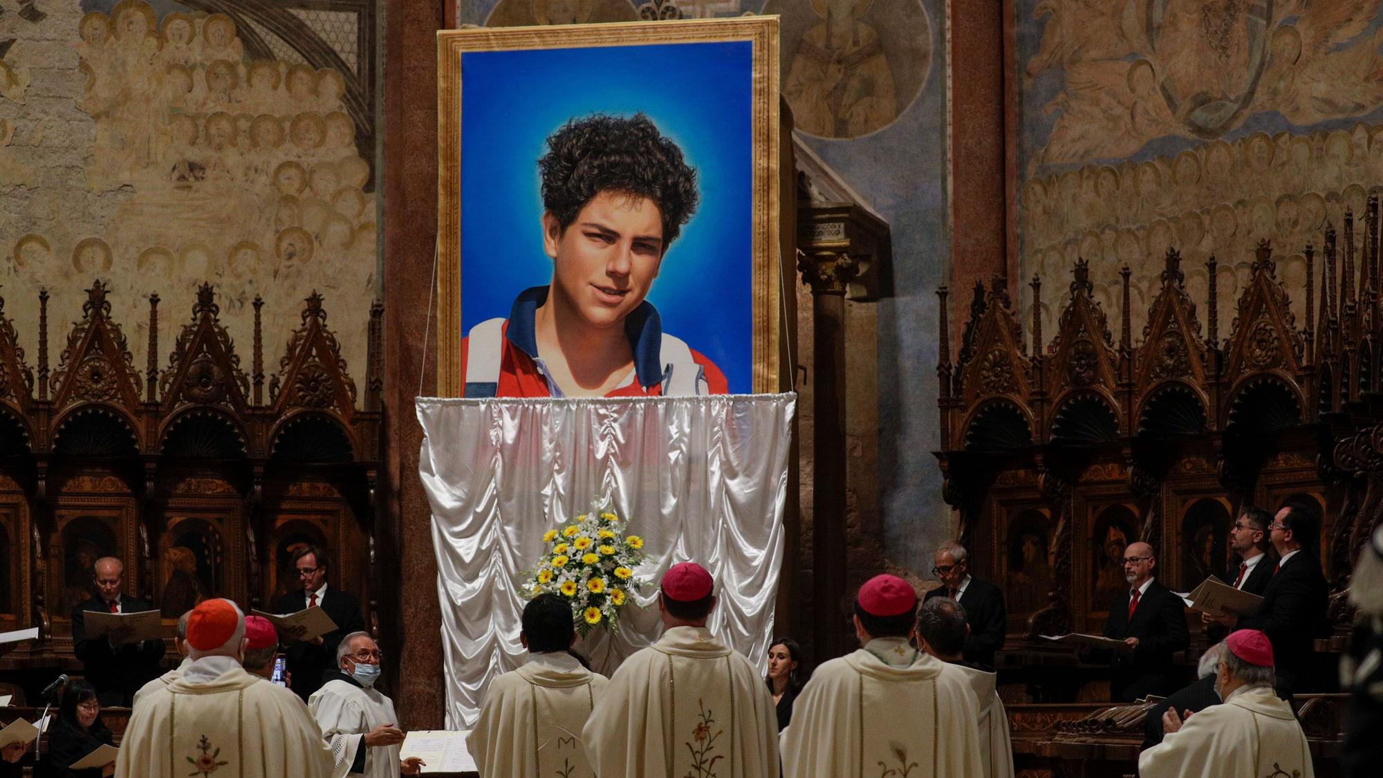 Ein Foto des 15-jährigen Carlo Acutis bei seiner Seligsprechung in der Basilika San Francesco 2020.