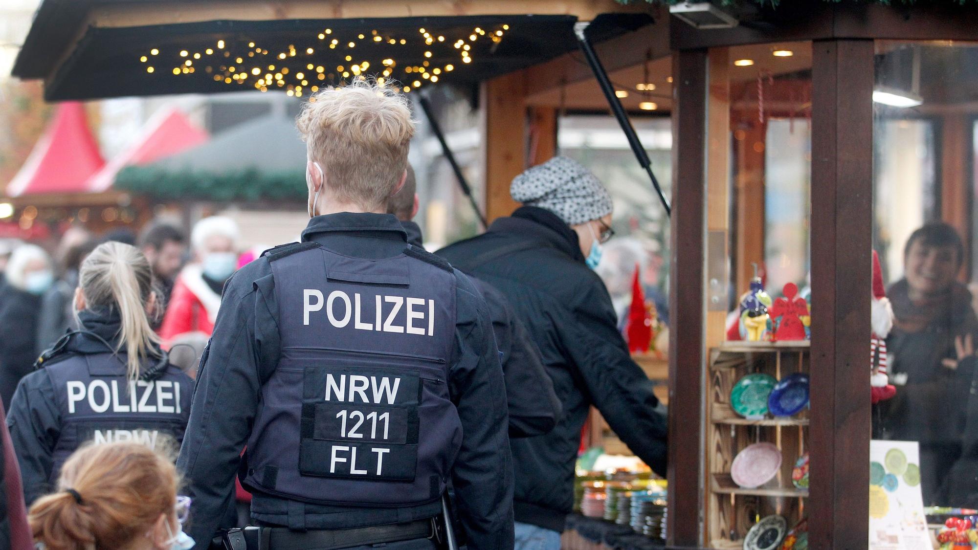 Nordrhein-Westfalen, Bochum: Polizisten beobachten das Geschehen auf dem Weihnachtsmarkt. (Archivbild)