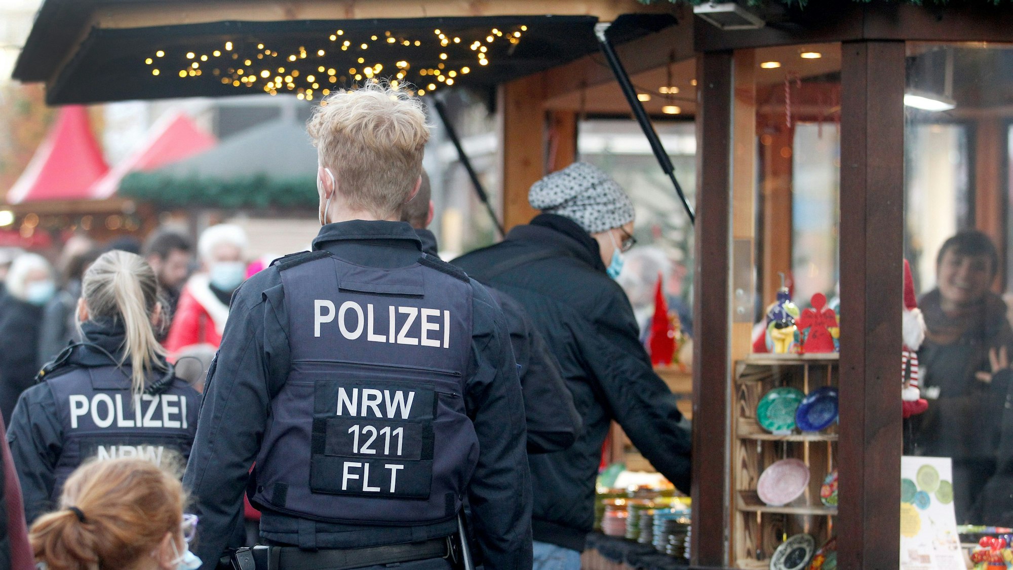 Nordrhein-Westfalen, Bochum: Polizisten beobachten das Geschehen auf dem Weihnachtsmarkt. (Archivbild)