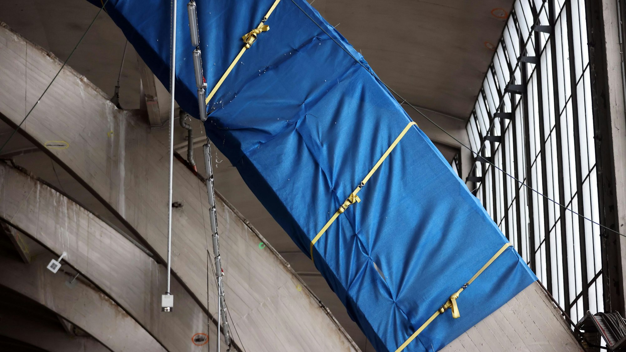 Eine der Tragsäulen muss mit einer dicken Manschette geschützt werden, um die frei liegenden Stahlelemente nicht weiter rosten zu lassen.