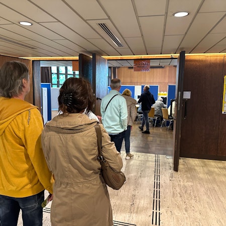 Lange Schlangen im Rathaus von Sankt Augustin; Bürger wollten schon vorab per Briefwahl ihr Stimme zur Europawahl im Juni abgeben.