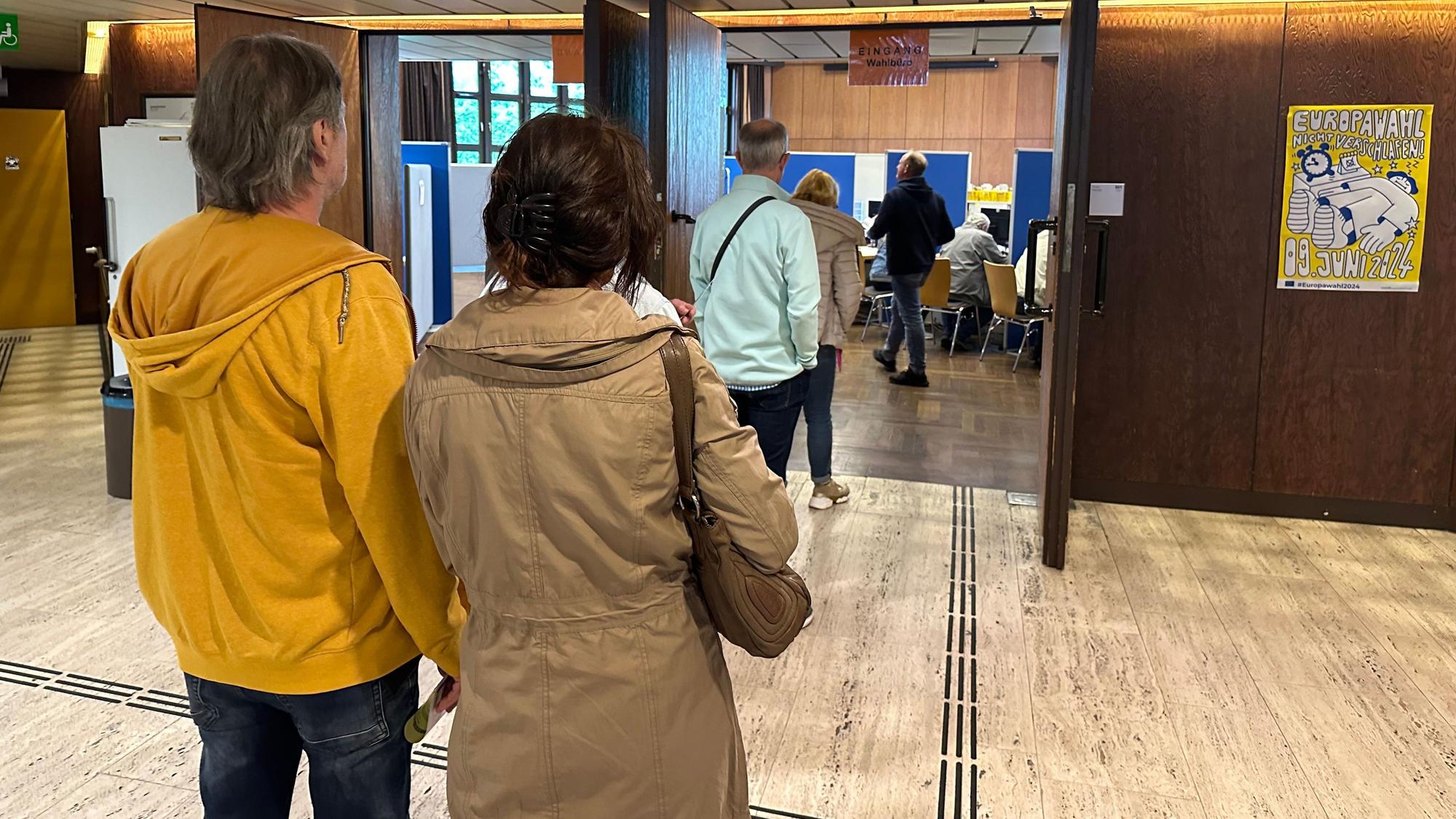 Lange Schlangen im Rathaus von Sankt Augustin; Bürger wollten schon vorab per Briefwahl ihr Stimme zur Europawahl im Juni abgeben.