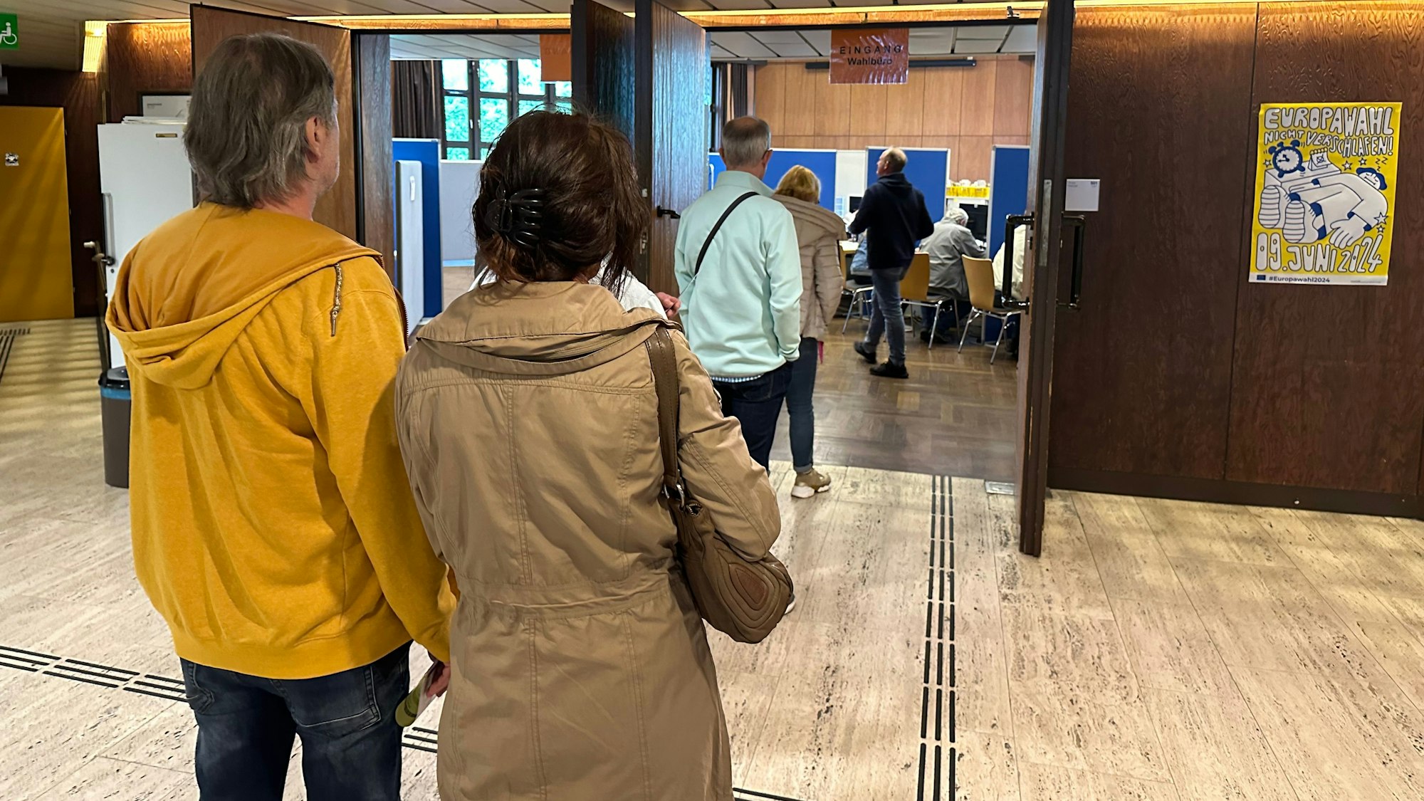 Lange Schlangen im Rathaus von Sankt Augustin; Bürger wollten schon vorab per Briefwahl ihr Stimme zur Europawahl im Juni abgeben.