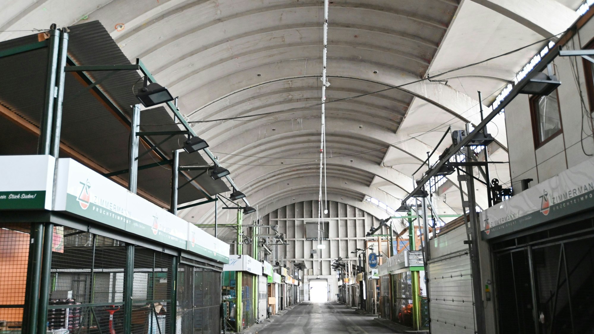 Blick in eine große Markthalle