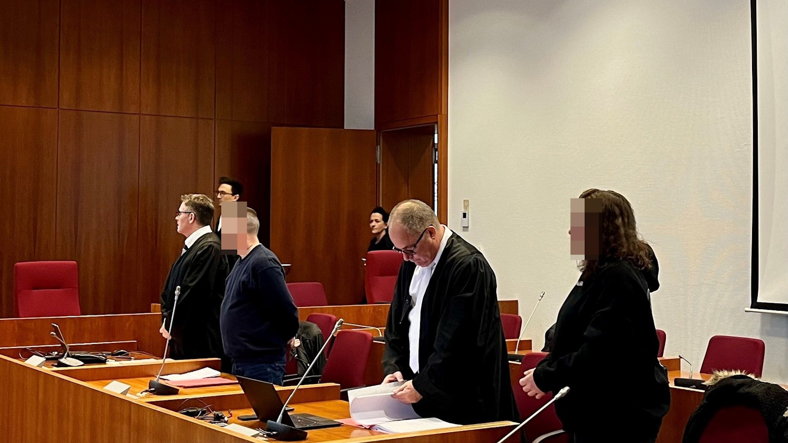 Anwälte und Angeklagte in einem Gerichtssaal