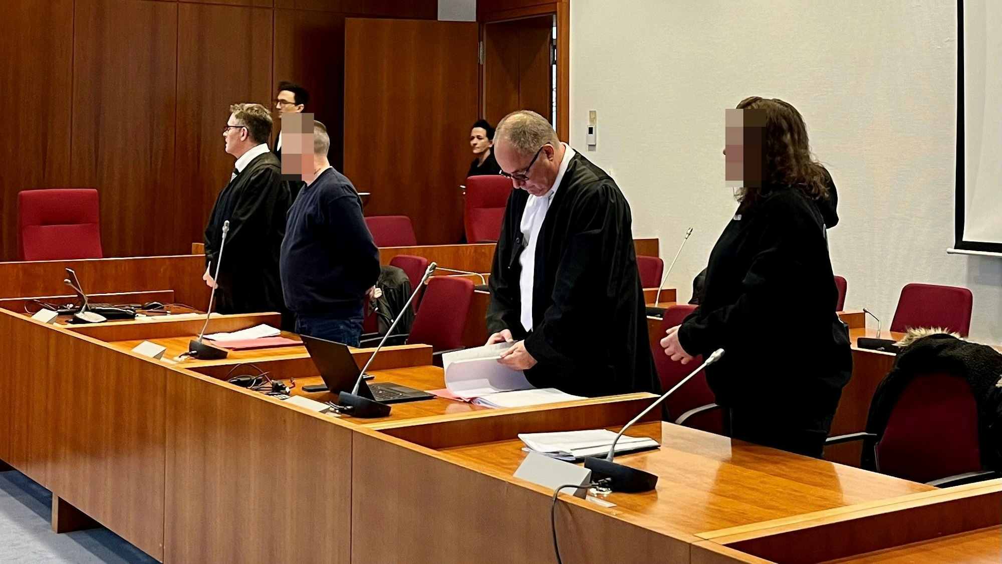 Anwälte und Angeklagte in einem Gerichtssaal