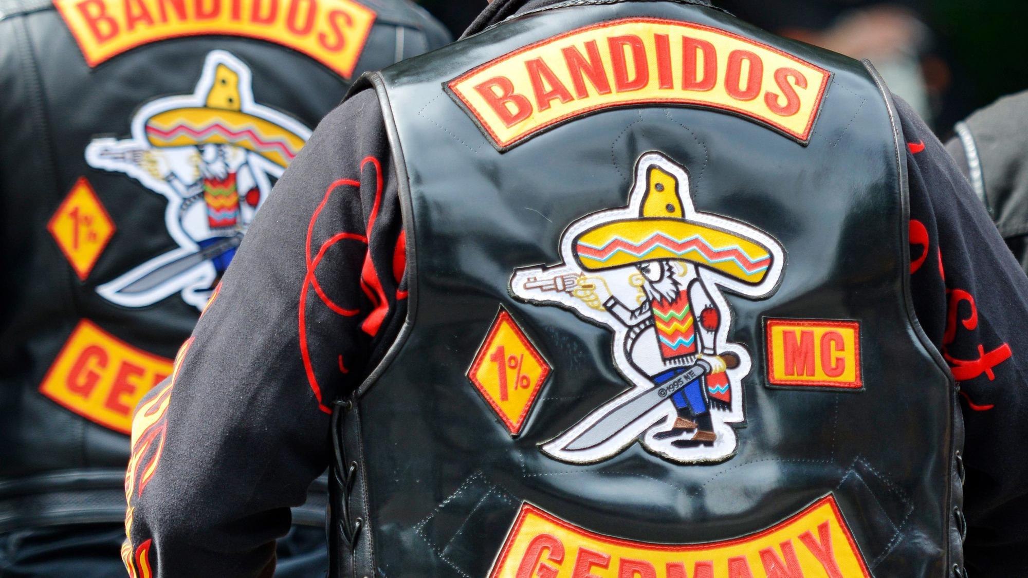 „Bandidos Germany“ steht auf dem Rücken von Westen
