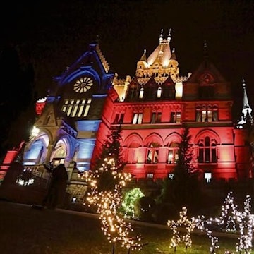 Schloss Drachenburg setzt anstelle von Kommerz in der Adventszeit auf Musik, Theater und Geschichten