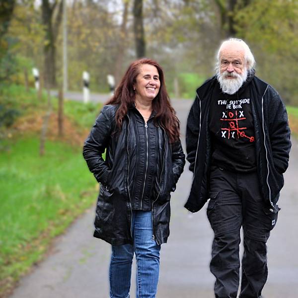 Gute Laune hilft im schweren Berufsalltag: Korina Schiffbauer (von links), Rolf Kirchner und nun auch Karin Gockeln arbeiten im Süden des Oberbergischen Kreis mit „Systemsprengern“. Ihr Arbeitgeber sind Wohnhilfen Oberberg der Diakonie Michaelshoven. Unser Foto zeigt sie auf dem Gelände von Haus Segenborn in Waldbröl-Pulvermühle.