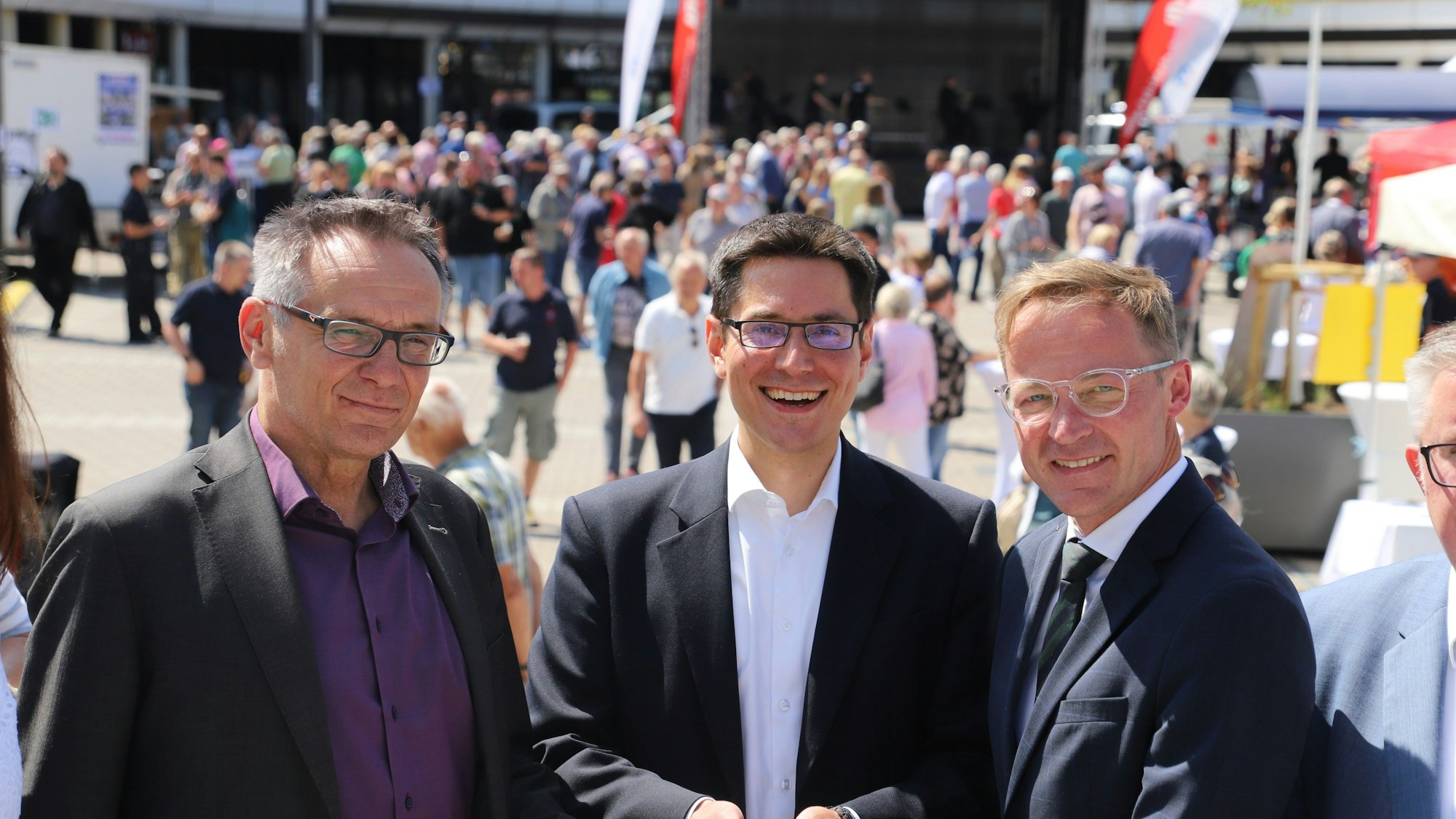 Der Karl-Gatzweiler-Platz vor dem Rathaus in Sankt Augustin wurde umgestaltet und mit einem großen Fest eröffnet. V.l.: Beigeordneter Rainer Gleß, Bürgermeister Max Leitterstorf, Staatssekretär Daniel Sieveke.