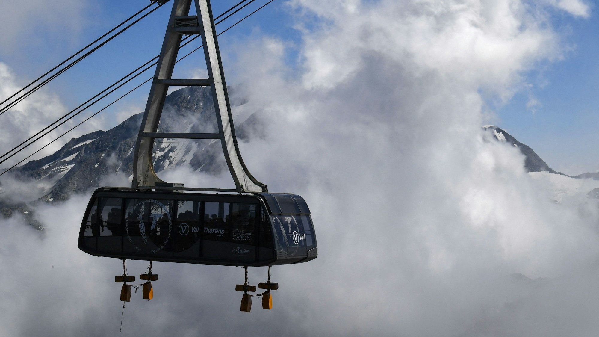 Blick auf eine Seilbahn, die zum hochgelegenen Aussichtspunkt des Skigebiets Val Thorens führt. Im Skigebiet in den französischen Alpen ist eine Seilbahn verunglückt. (Archivbild)