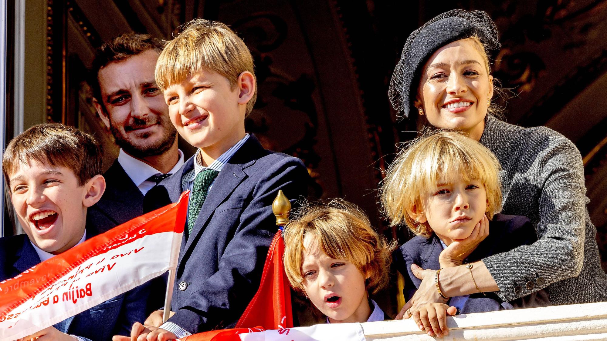 Fürstin Beatrice Borromeo, ihr Ehemann Pierre Casiraghi mit ihren Söhnen Stefano Casiraghi, Francesco Casiraghi, Prinzessin Caroline von Hannover, Balthazar Rassam, India Casiraghi und Maximilian Casiraghi während der Feierlichkeiten zum Nationalfeiertag in Monaco.