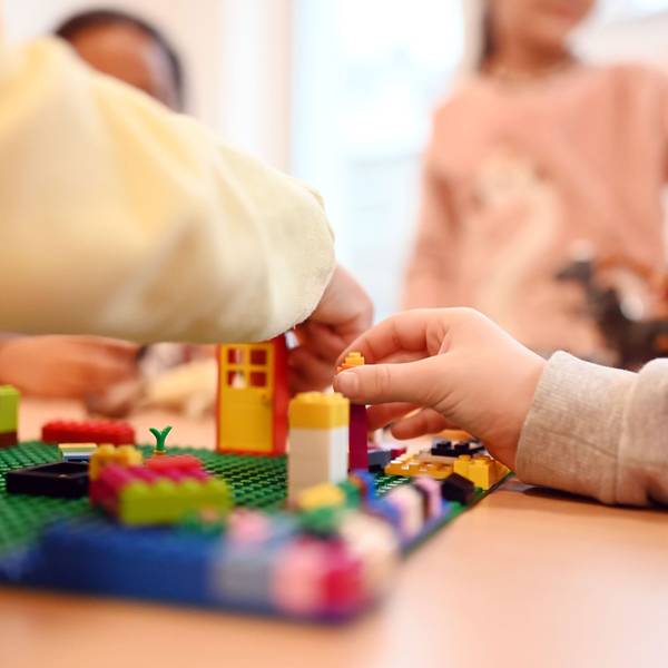 Kinder spielen mit Bausteinen.