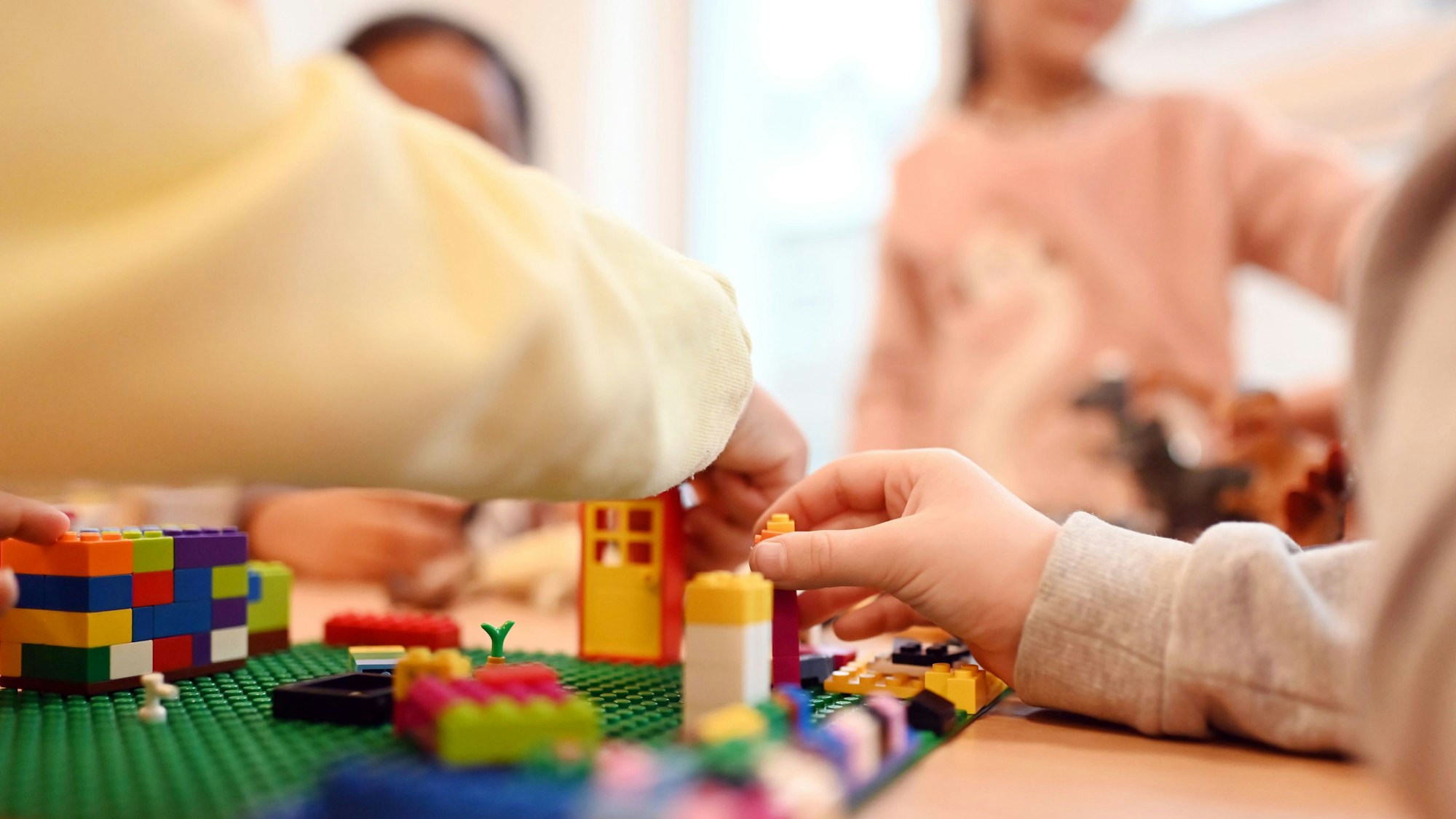 Kinder spielen mit Bausteinen.