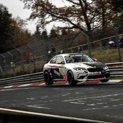 Ein BMW hat die Bodenhaftung verloren.