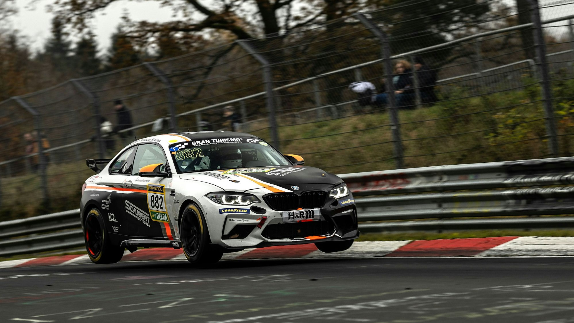 Ein BMW hat die Bodenhaftung verloren.