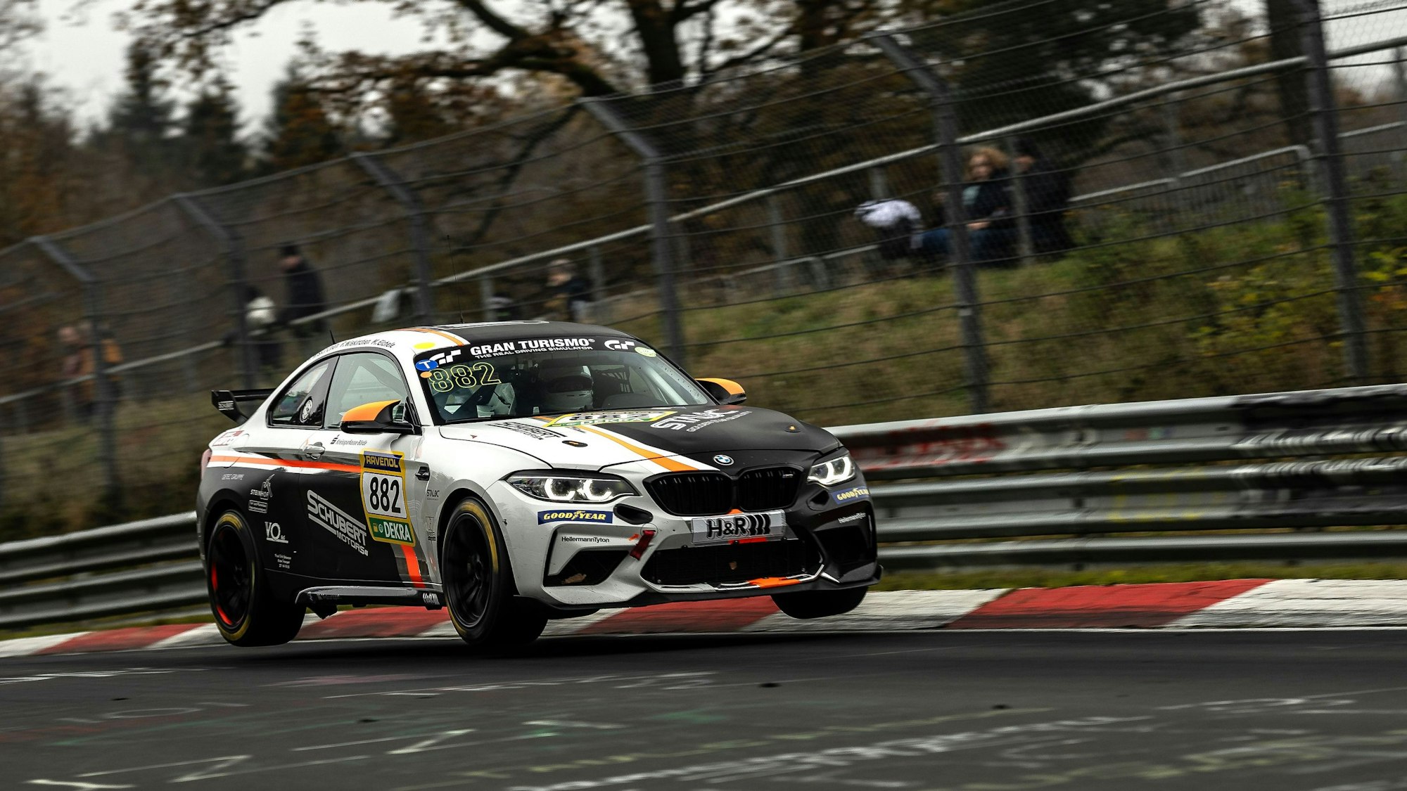 Ein BMW hat die Bodenhaftung verloren.