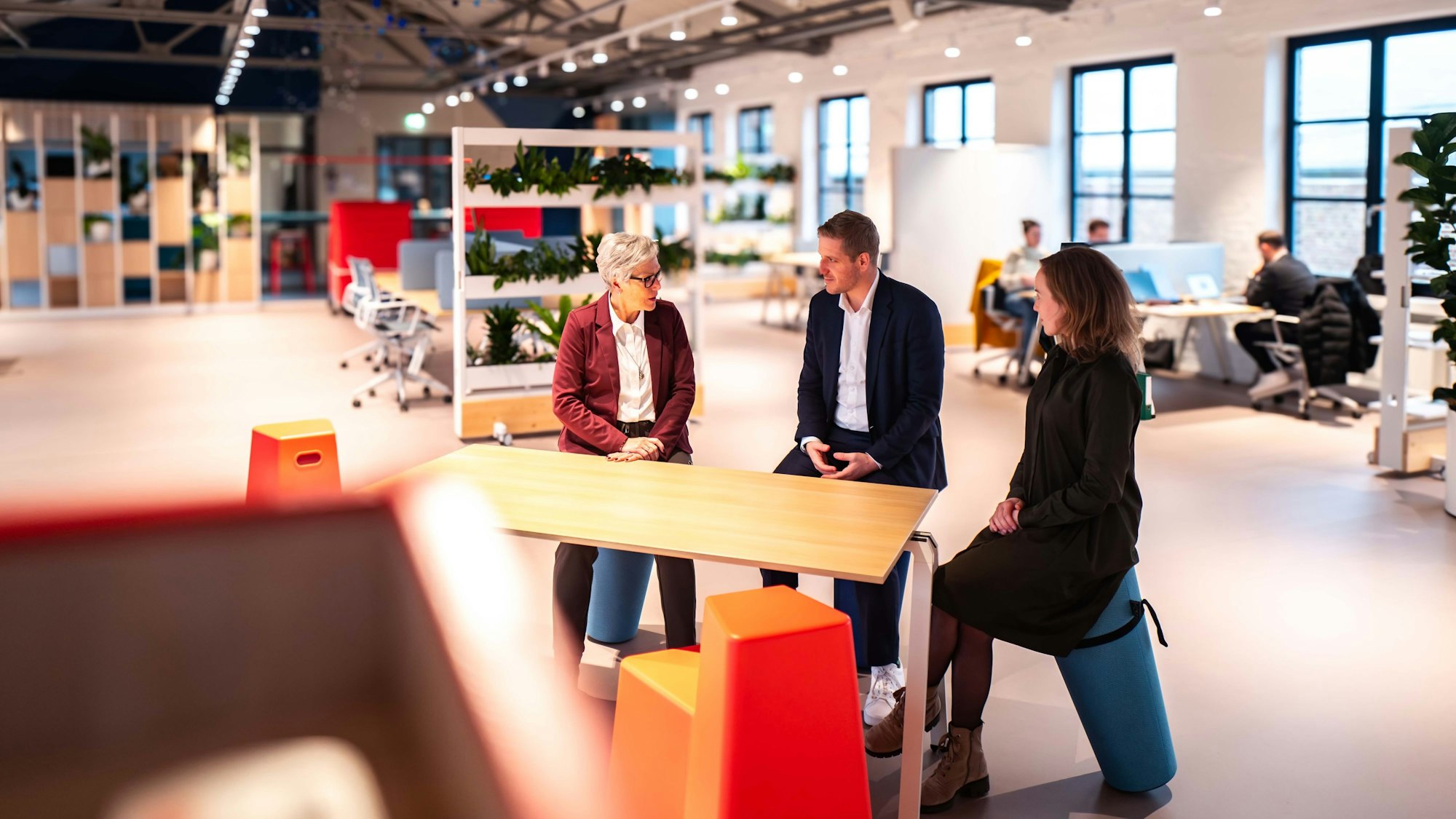 An einem Tisch in der Ideenfabrik spricht Iris Poth mit Landrat Markus Ramers.