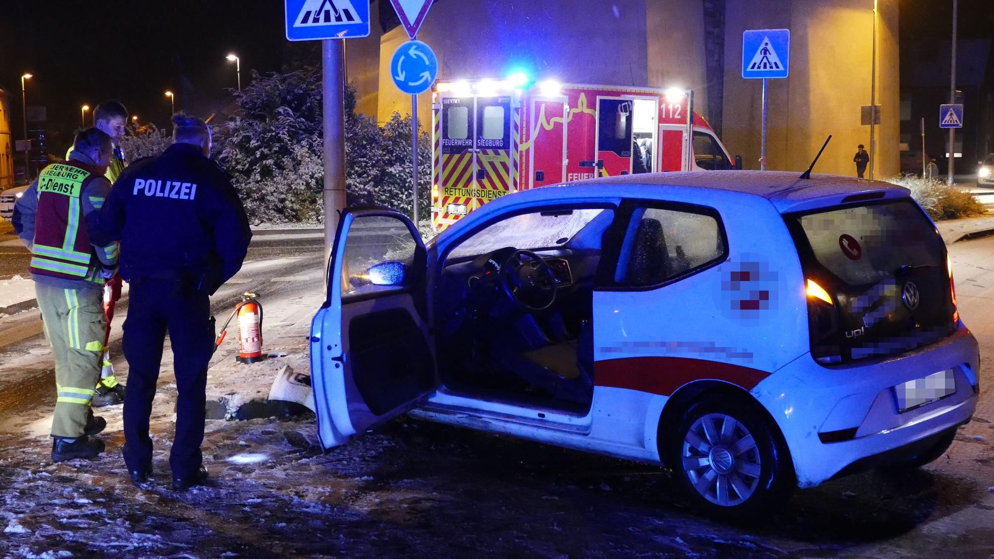 Der VW Up war ins Rutschen gekommen und gegen eine Laterne geprallt.