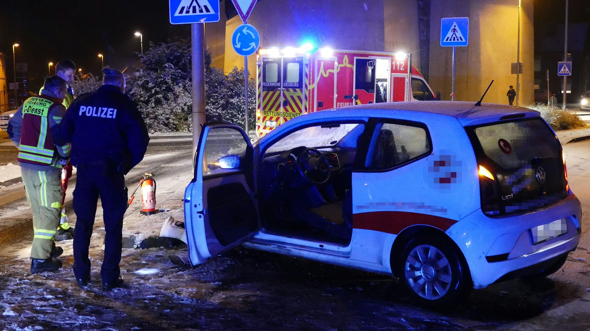 Der VW Up war ins Rutschen gekommen und gegen eine Laterne geprallt.