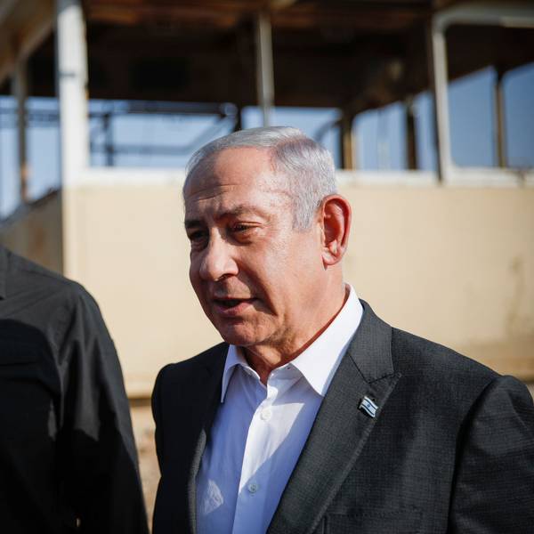Benjamin Netanjahu (r), Ministerpräsident von Israel, und Joav Galant, Verteidigungsminister von Israel, in der Nähe des Militärpostens Salem. Gegen beide hat der IStGH nun Haftbefehle erlassen. (Archivbild)