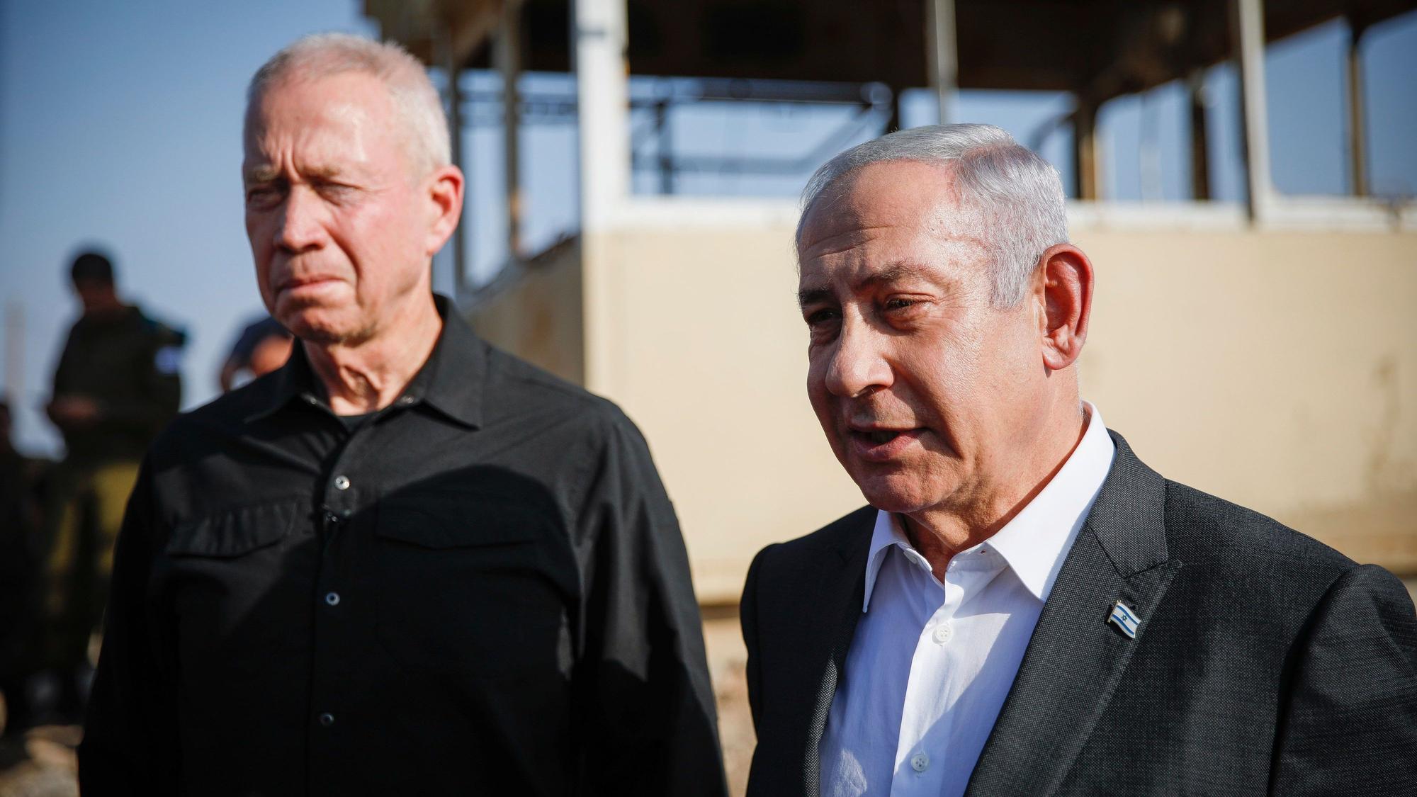 Benjamin Netanjahu (r), Ministerpräsident von Israel, und Joav Galant, Verteidigungsminister von Israel, in der Nähe des Militärpostens Salem. Gegen beide hat der IStGH nun Haftbefehle erlassen. (Archivbild)