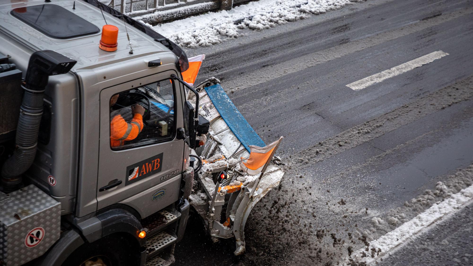 24.01.2021, Köln: Ein mit einem Schneepflug ausgerüstet Fahrzeug der Abfallwirtschaftsbetriebe Köln (AWB) räumt mit seinem Räumschild Schnee und streut Streusalz auf der Straße âÄSülzgürtelâÄ. Nach Schneefall liegt in der Stadt eine dünne Schneedecke. Der nasse und schwere Schnee sorgt für matschige Straßen. Foto: Matthias Heinekamp